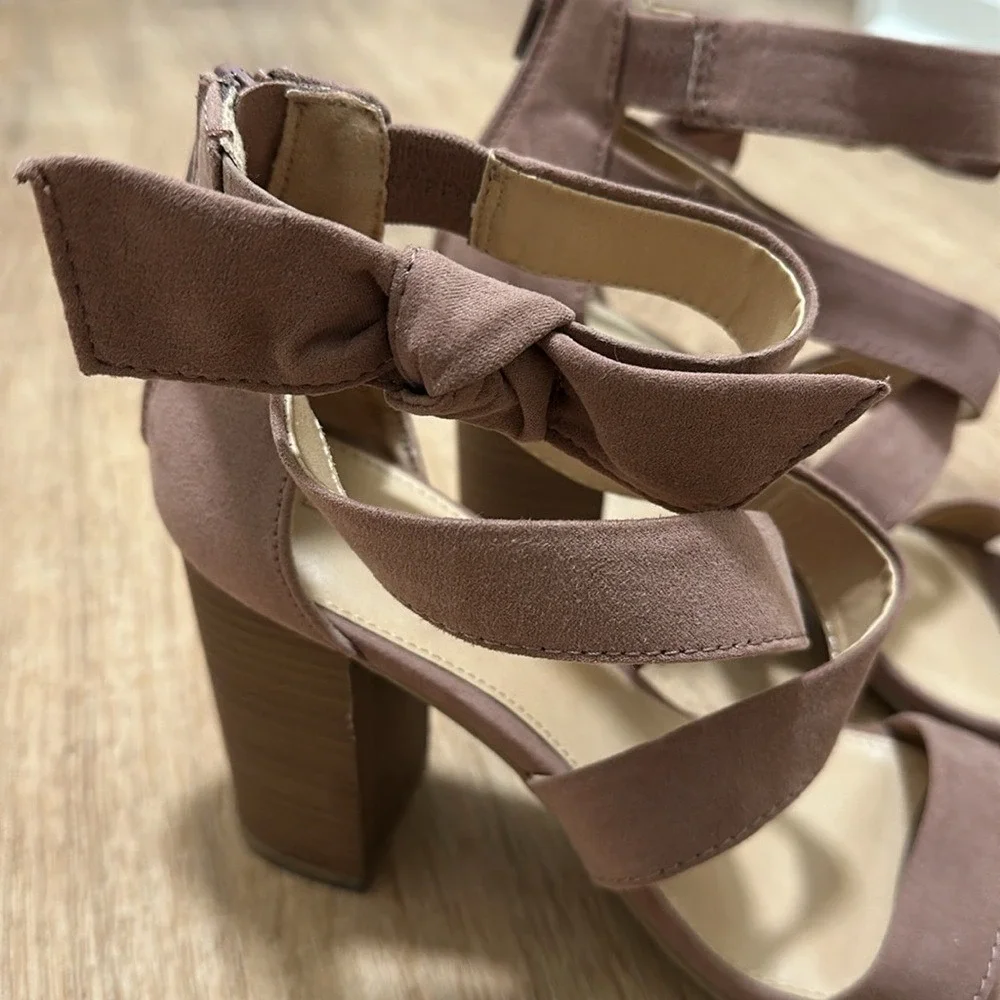 LC LAUREN CONRAD | Women's Mauve‎ Bow Girlfriend Block High Heels, Size 8.5
